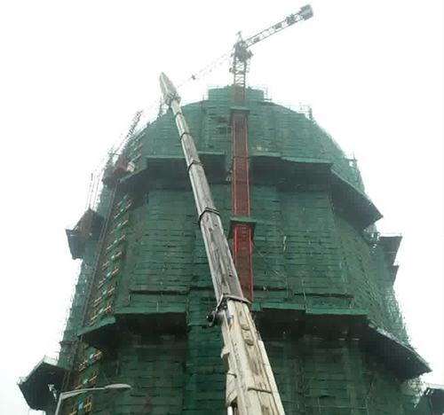克东吊车在工地上作业