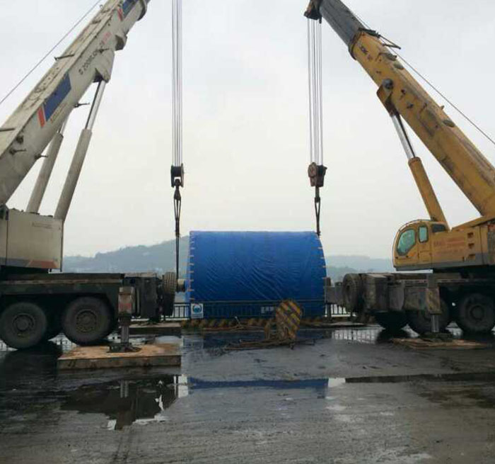 克东吊车正在作业中